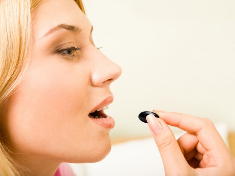 girl drinking pills to prevent worms