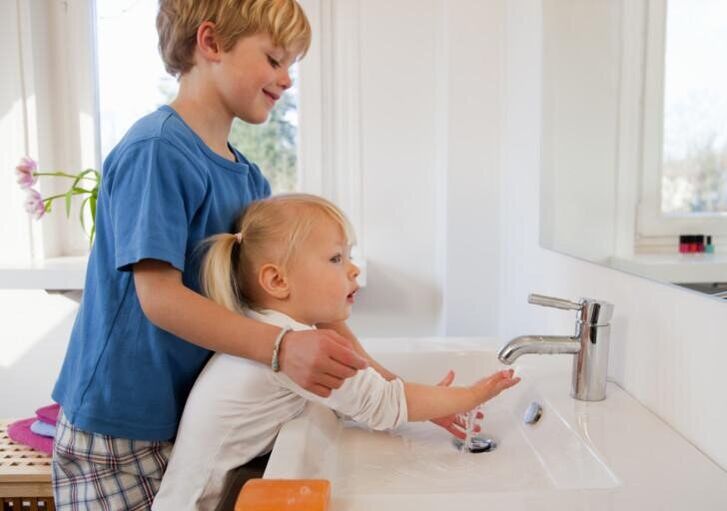 Children must be introduced to the rules of personal hygiene from an early age. 